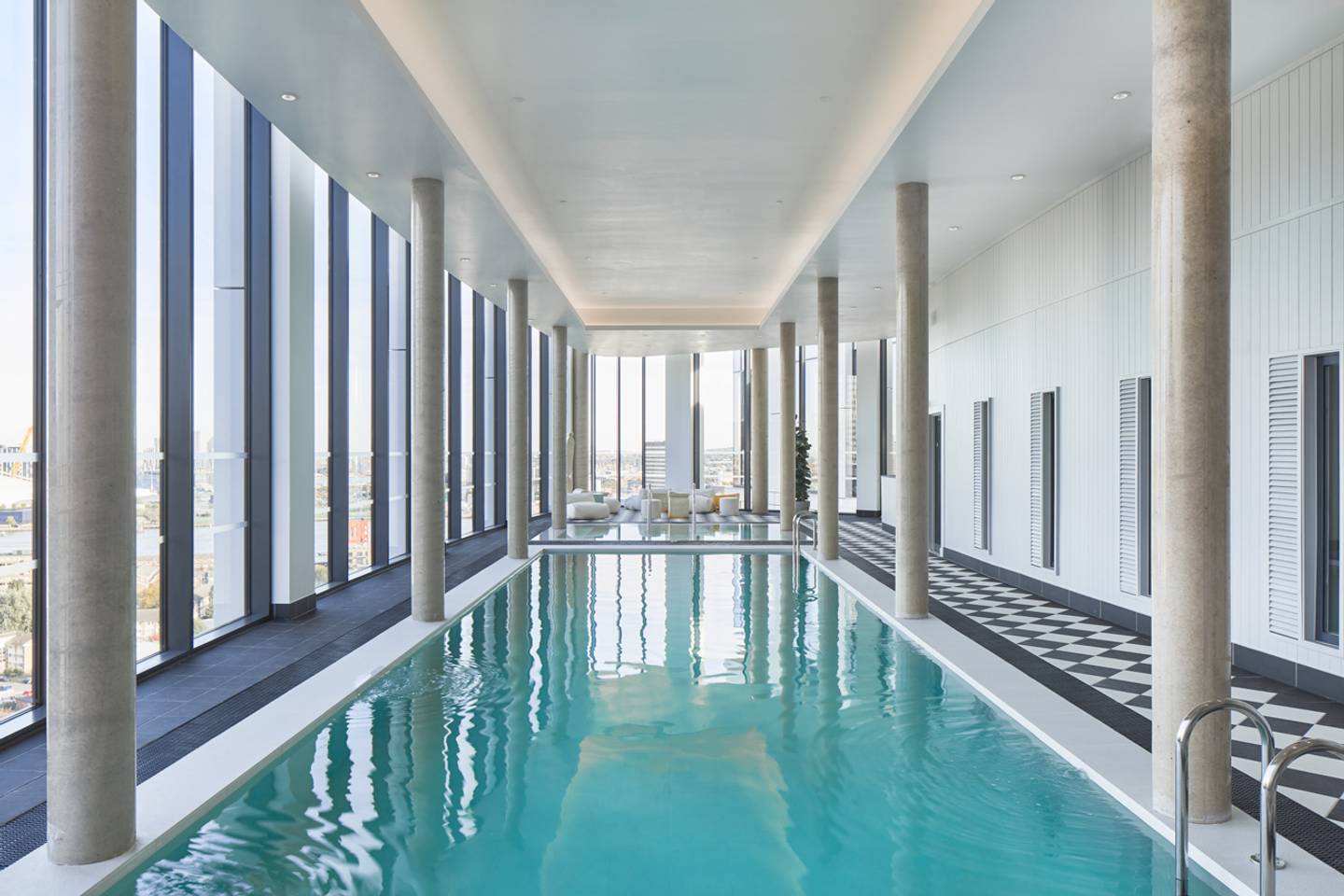 canary wharf hotel with pool